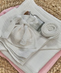 Trusou Botez Fetita din Muselina Alb si Paturica Roz cu Volanas